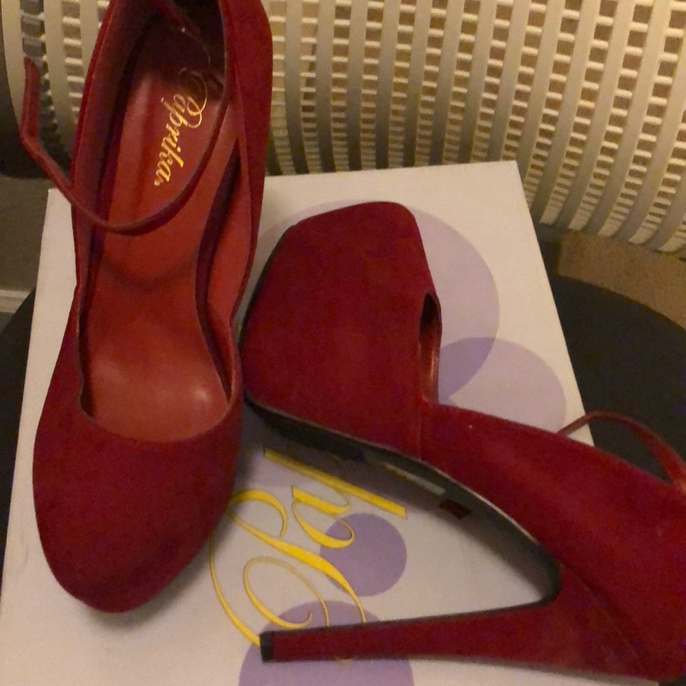 Heels - Picture 2 of 2